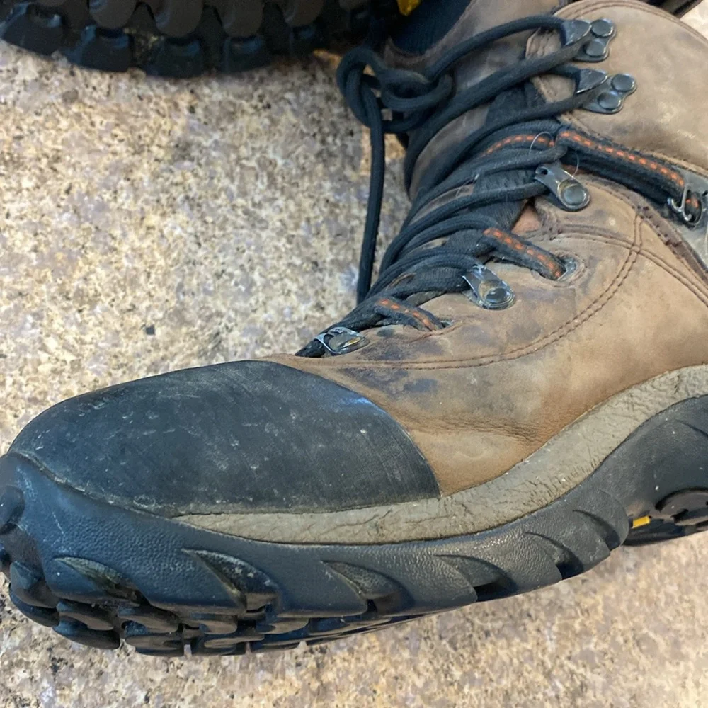Merrell Hiking Boots Very Worn With A Lot of FLAWS Leather (Unsure of Size)AS-IS